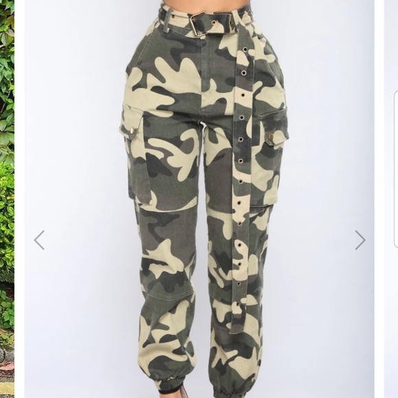 Highwasited Camo Pants. With belt. - Picture 1 of 3